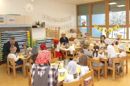 Tradicionalni slovenski zajtrk  vrtec Cerknica 27 Foto Ljubo Vukelič